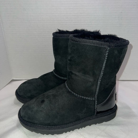 🔥UGG Kids' Classic Short II Water Resistant Shearling Boots Size: 1 - Picture 1 of 8